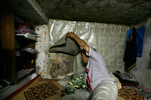 Mặc dù dán tường che kín nhưng ẩm thấm khiến nấm mốc 