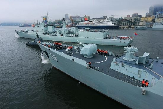 Cảng Vladivostok của Nga tập trung nhiều tàu chiến của Trung Quốc để tham gia tập trận. Cảng Vladivostok của Nga tập trung nhiều tàu chiến của Trung Quốc để tham gia tập trận