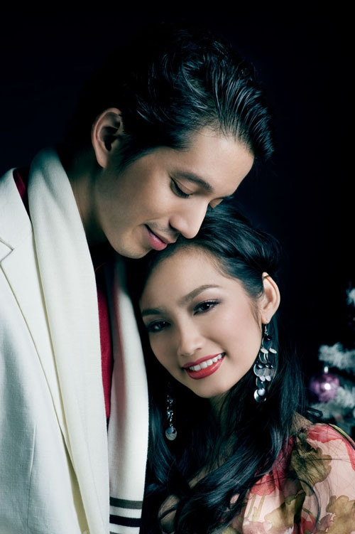 Hoàng Phi lịch lãm với vest bên cạnh Trúc Diễm vô cùng tươi tắn với đầm giáng sinh màu đỏ - đen. Trương Thị May thu hút với quần ngắn đi giày bốt cao cùng áo kiểu ấn tượng bên cạnh một Thành Nghiệp lịch lãm và có chút đỏm dáng với khăn choàng đầy cá tính. Kim Minh cá tính với kiểu áo liền quần và tạo điểm nhấn phong cách mùa giáng sinh với khăn choàng. Á hậu Trương Thị May nổi bật với đầm cổ chữ V màu vàng bên cạnh một Marcus đầy mạnh mẽ, nam tính với gu trang phục áo thun cổ chữ V mặc cùng quần jeans khoác hờ vest. Vẫn phong cách gợi cảm nhưng sang trọng, á hậu Trương Thị May khoe bờ vai thon với kiểu đầm cúp ngực bên cạnh một Hoàng Phi phong cách với áo sơ mi quần tây kết hợp với khăn choàng. Kim Minh - Hoàng Phi ăn ý với kiểu trang phục cùng make-up ấn tượng trong mùa giáng sinh. Một chút sắc trắng nhẹ nhàng thanh thoát như những hạt tuyết phương Tây mùa giáng sinh, siêu mẫu Kim Minh cùng Dù với trang phục nào thì chiếc khăn choàng cổ vẫn có thể hiện diện cùng bạn trong suốt mùa đông này.