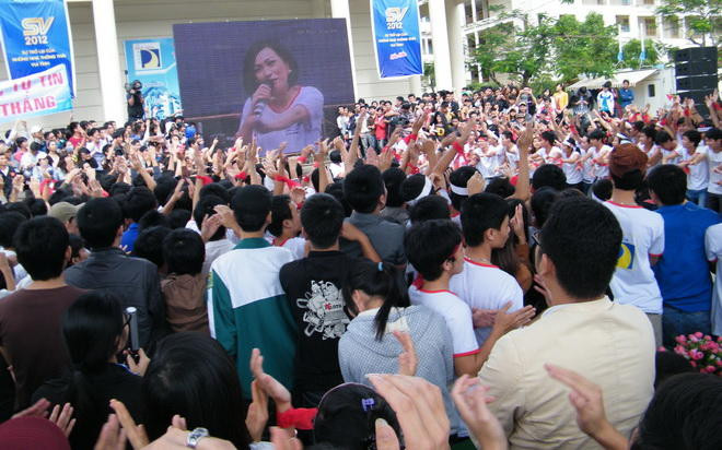 Ca sĩ Phương Thanh khuấy động đầu cầu tại ĐH Bách khoa Đà Nẵng 