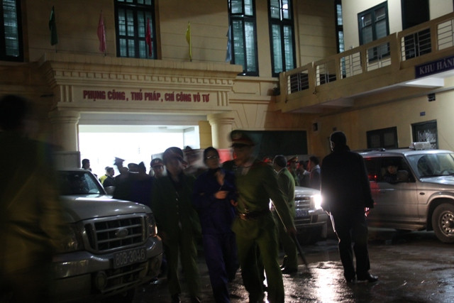 Dẫn giải các bị cáo về lại Trại tạm giam