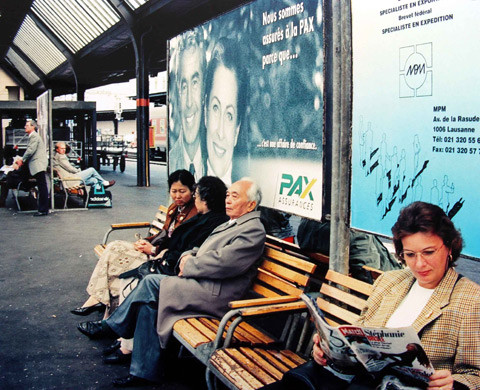 Đại tướng đang ngồi chờ tàu ở ga Giơnevơ như bao hành khách khác để đến Zurich (21-9-1996).