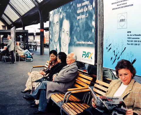 Đại tướng đang ngồi chờ tàu ở ga Giơnevơ như bao hành khách khác để đến Zurich (21-9-1996).