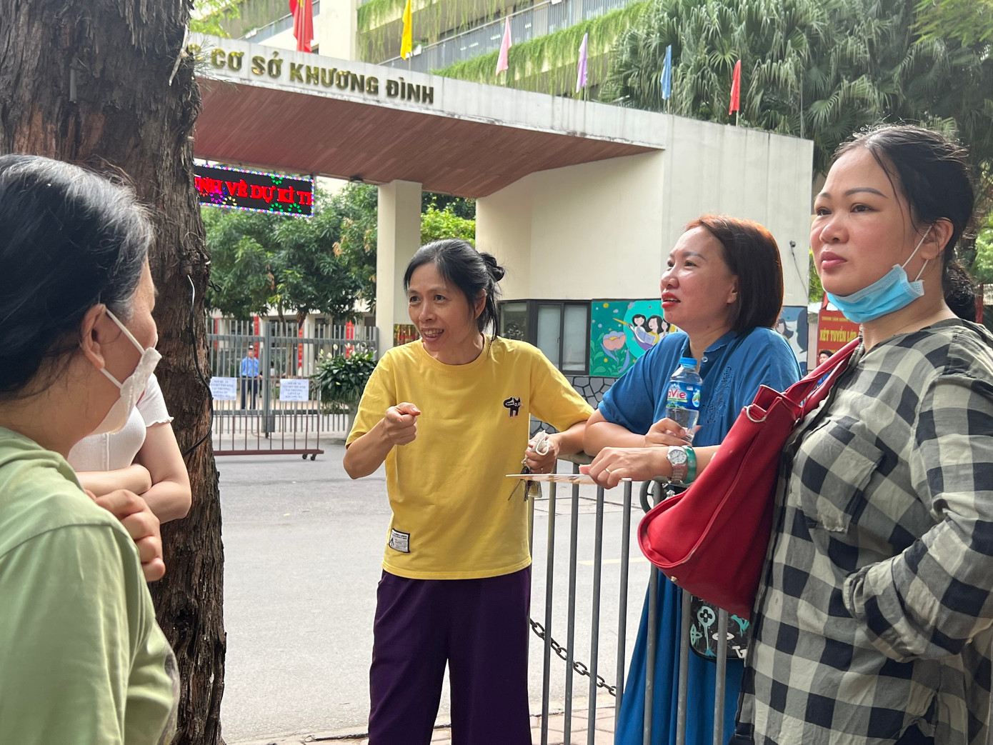 Phụ huynh chờ con thi Phụ huynh chờ con thi