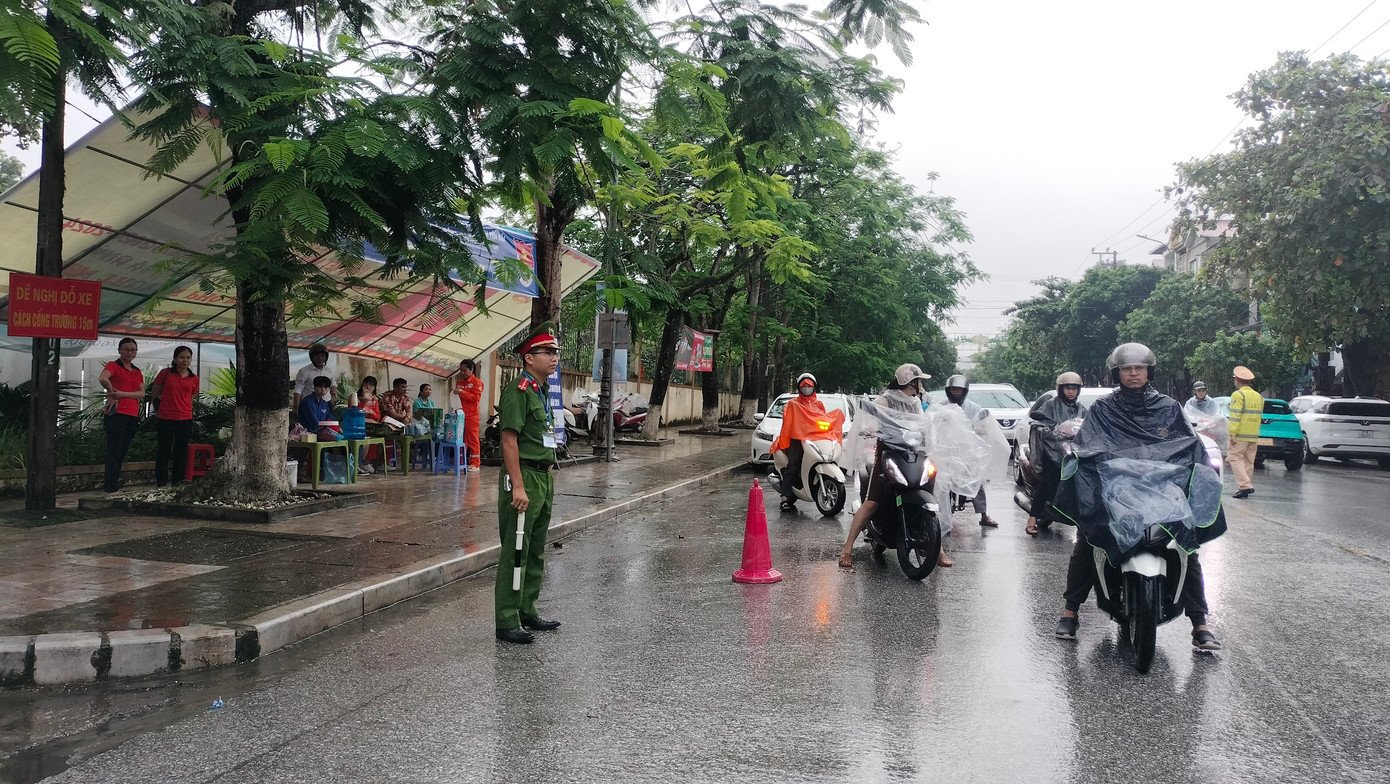CẬP NHẬT: Kết thúc thi văn, thí sinh tự tin đạt điểm cao ảnh 25