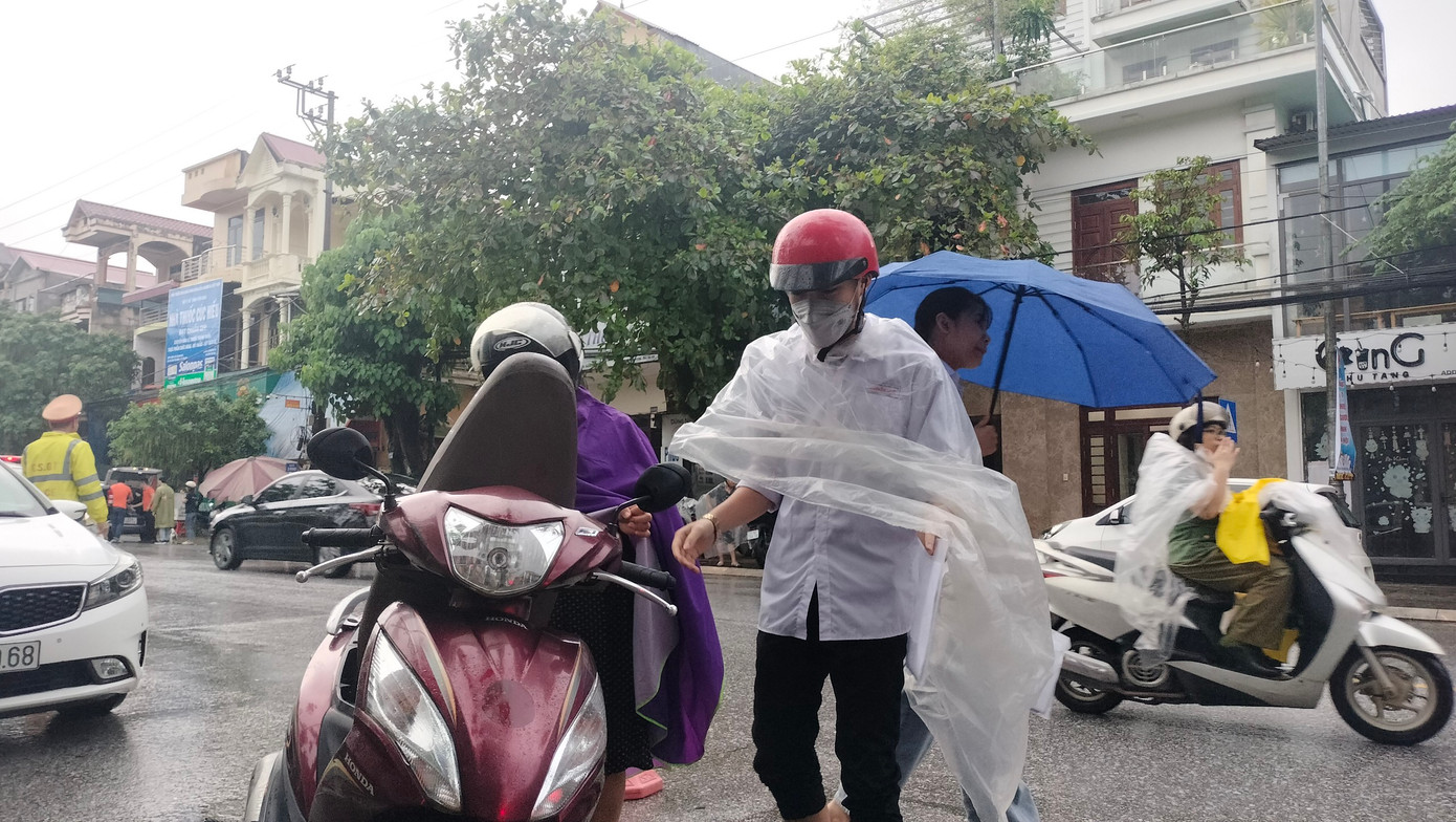 CẬP NHẬT: Kết thúc thi văn, thí sinh tự tin đạt điểm cao ảnh 26