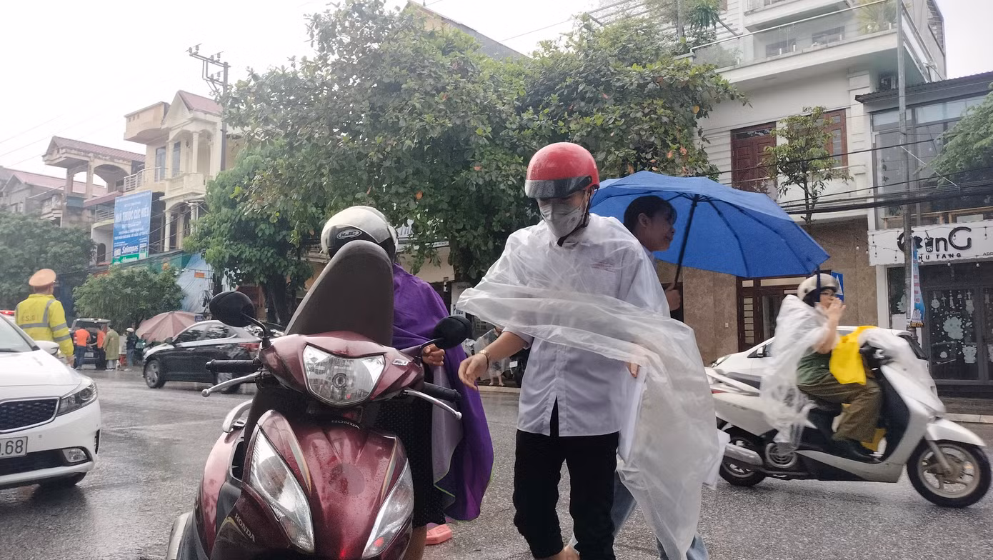 CẬP NHẬT: Kết thúc thi văn, thí sinh tự tin đạt điểm cao ảnh 26