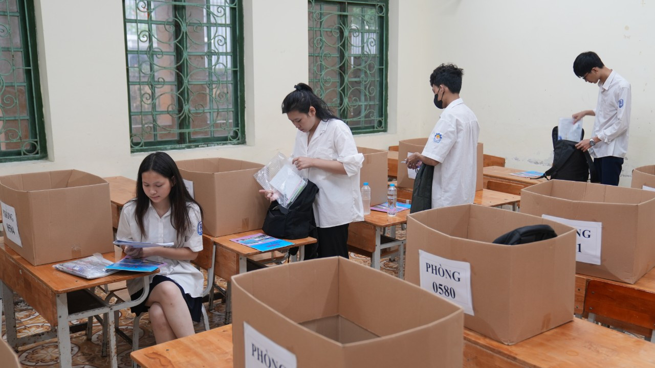 Điểm thi trường THPT Chu Văn An (quận Tây Hồ, TP Hà Nội) trước buổi thi môn tổ hợp, sáng ngày 28/6. Ảnh: Mạnh Thắng Điểm thi trường THPT Chu Văn An (quận Tây Hồ, TP Hà Nội) trước buổi thi môn tổ hợp, sáng ngày 28/6. Ảnh: Mạnh Thắng