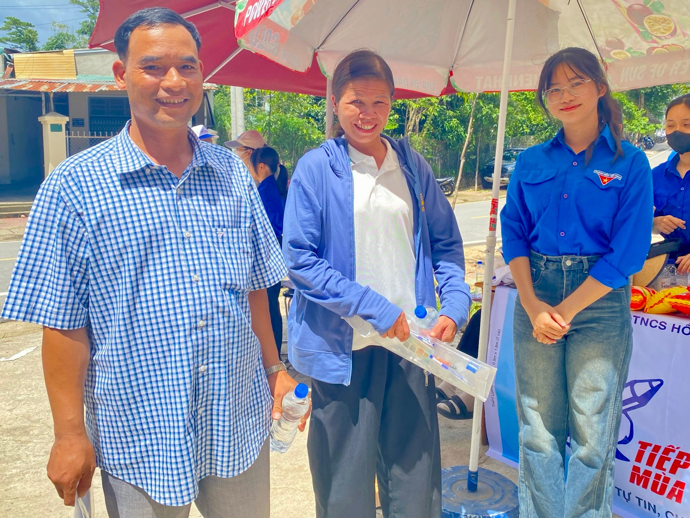 CẬP NHẬT: Sỹ tử làm xong môn Toán, tự tin đạt 8 điểm ảnh 23 CẬP NHẬT: Sỹ tử làm xong môn Toán, tự tin đạt 8 điểm ảnh 23