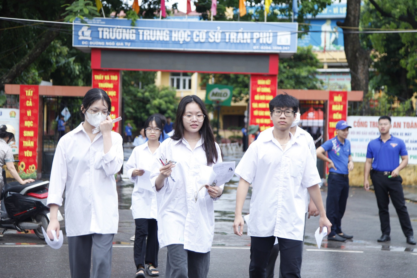 CẬP NHẬT: Kết thúc thi văn, thí sinh tự tin đạt điểm cao ảnh 6