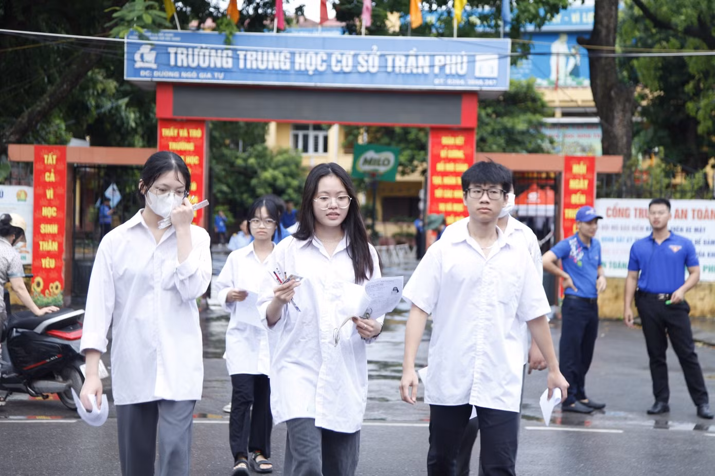 CẬP NHẬT: Kết thúc thi văn, thí sinh tự tin đạt điểm cao ảnh 6