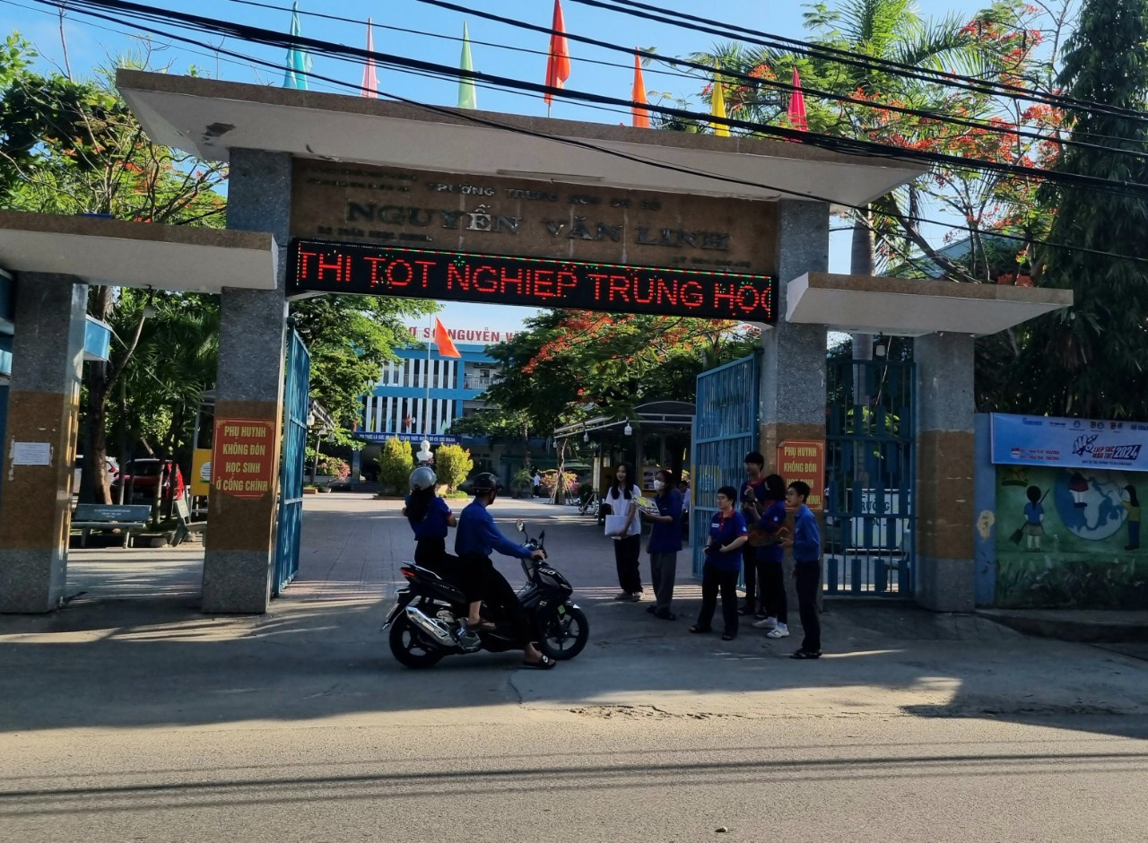 Ánh Linh và Đức Duy chạy xe về nhà, kịp mang atlat cho sĩ tử. Ánh Linh và Đức Duy chạy xe về nhà, kịp mang atlat cho sĩ tử.