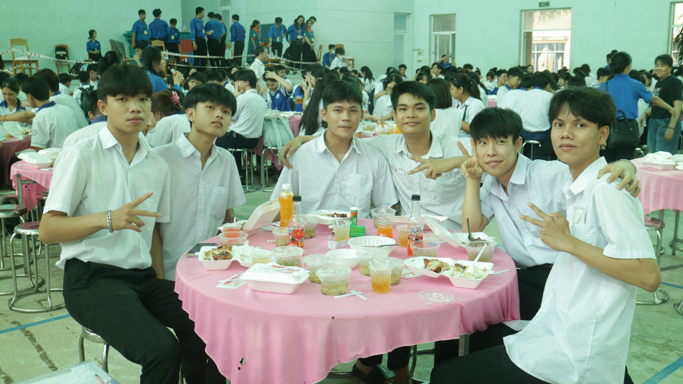 CẬP NHẬT: Sỹ tử làm xong môn Toán, tự tin đạt 8 điểm ảnh 6 CẬP NHẬT: Sỹ tử làm xong môn Toán, tự tin đạt 8 điểm ảnh 6