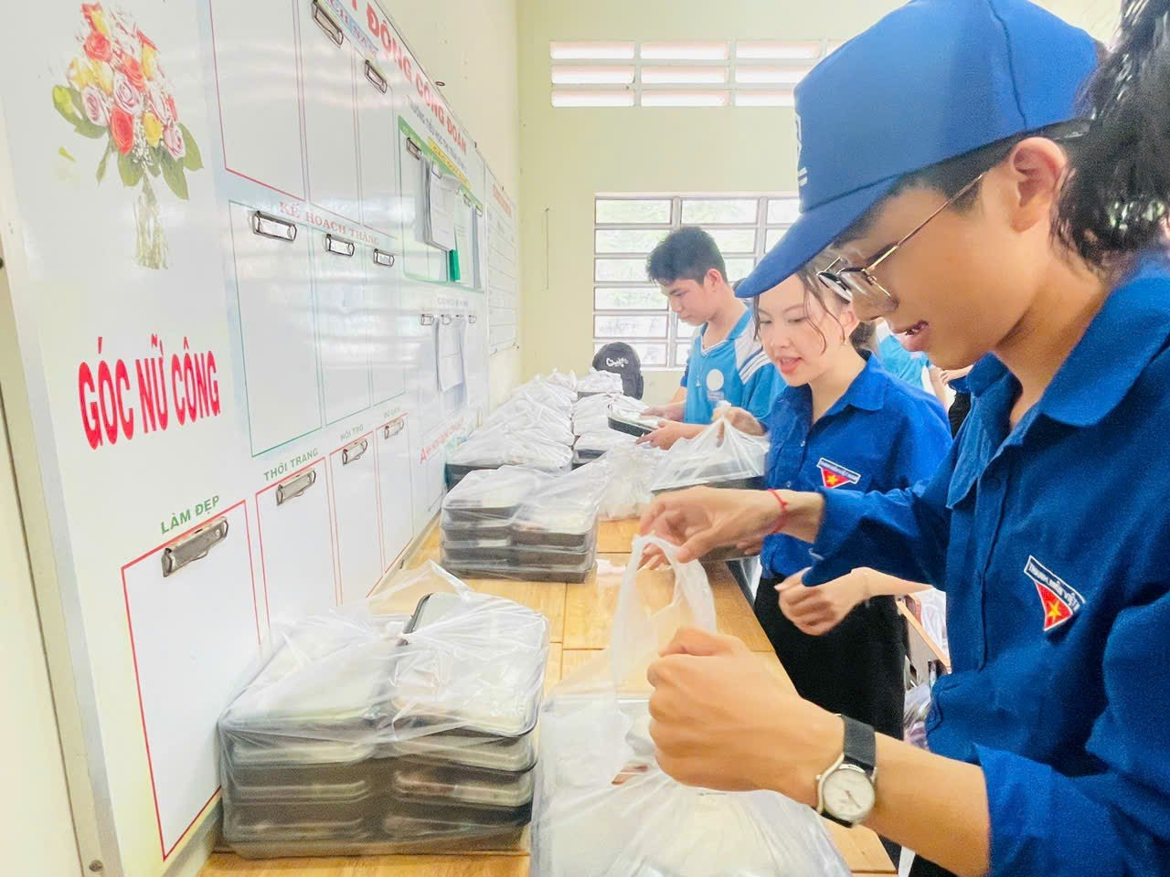 CẬP NHẬT: Sỹ tử làm xong môn Toán, tự tin đạt 8 điểm ảnh 4 CẬP NHẬT: Sỹ tử làm xong môn Toán, tự tin đạt 8 điểm ảnh 4