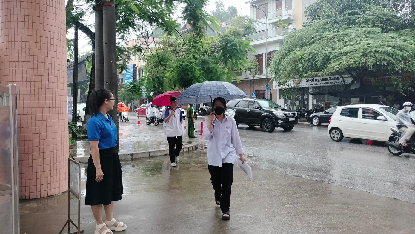 CẬP NHẬT: Kết thúc thi văn, thí sinh tự tin đạt điểm cao ảnh 28