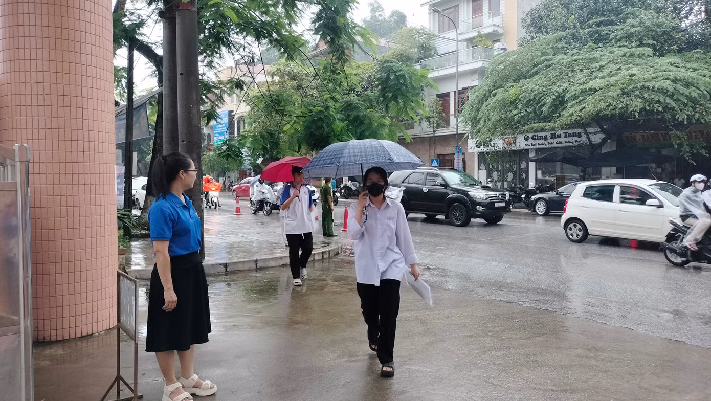 CẬP NHẬT: Kết thúc thi văn, thí sinh tự tin đạt điểm cao ảnh 28