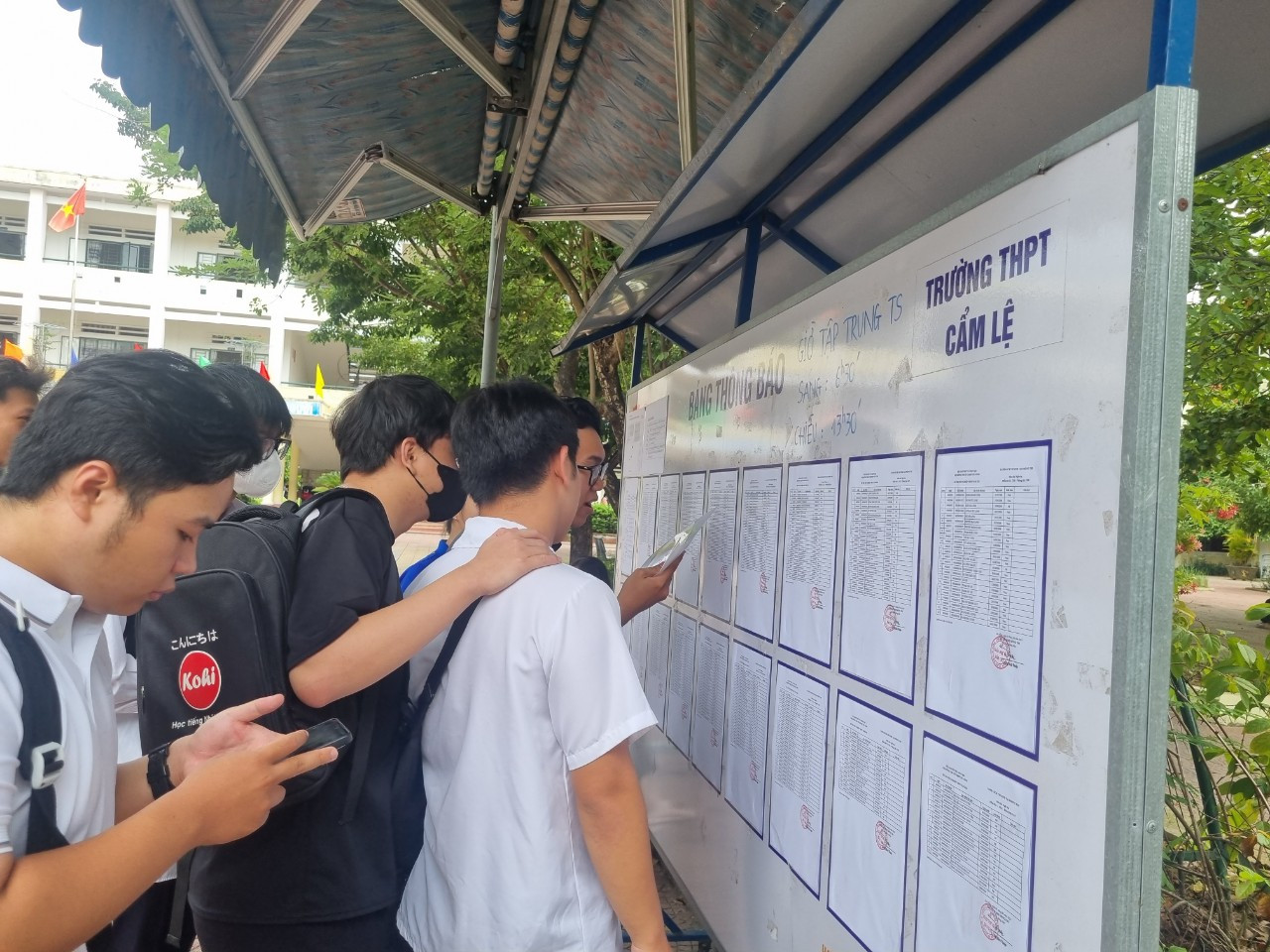 Thí sinh làm thủ tục dự thi tại điểm thi THPT Cẩm Lệ (quận Cẩm Lệ, Đà Nẵng). Thí sinh làm thủ tục dự thi tại điểm thi THPT Cẩm Lệ (quận Cẩm Lệ, Đà Nẵng).