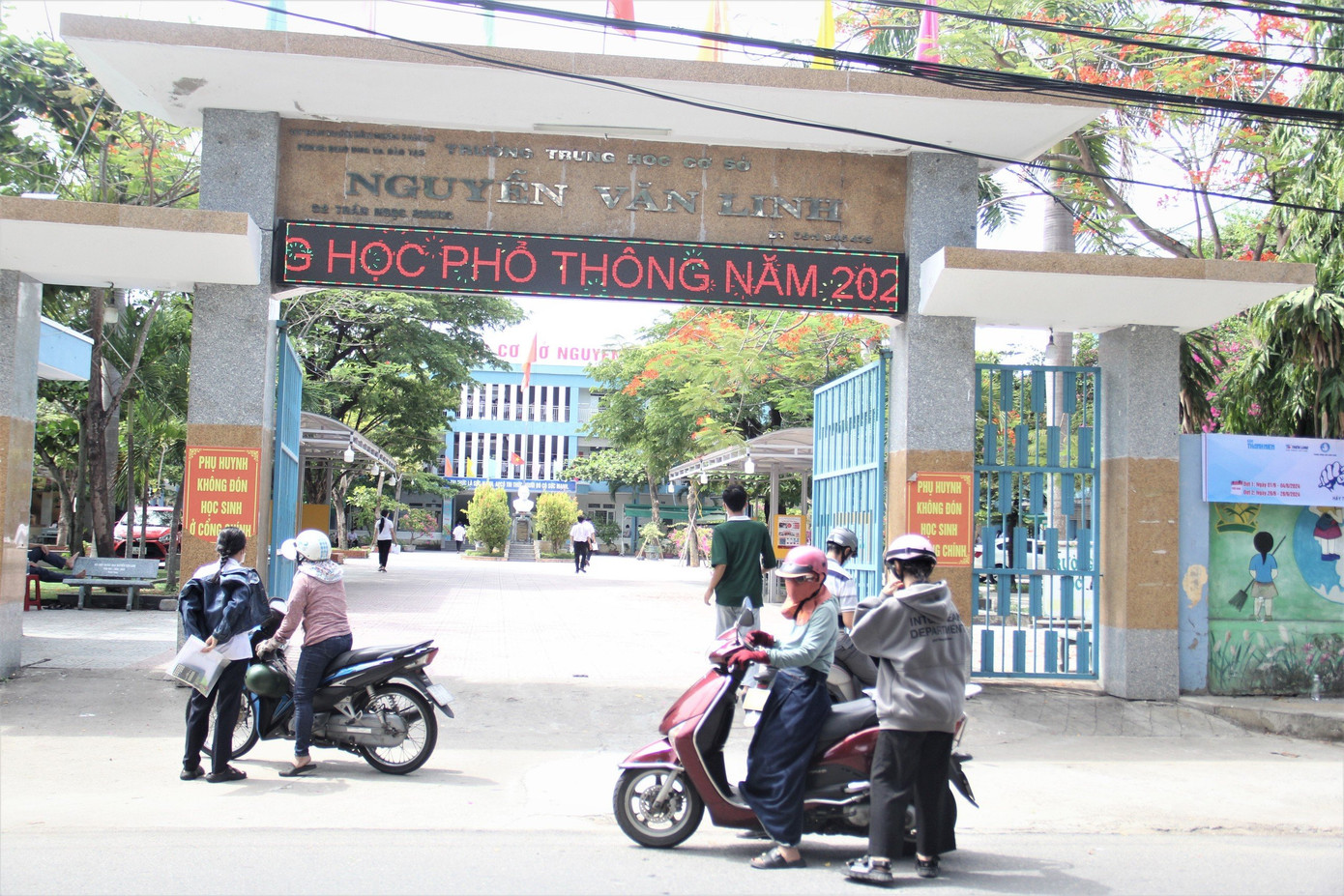 Thí sinh Đà Nẵng đến điểm thi với chai nước trên tay Thí sinh Đà Nẵng đến điểm thi với chai nước trên tay