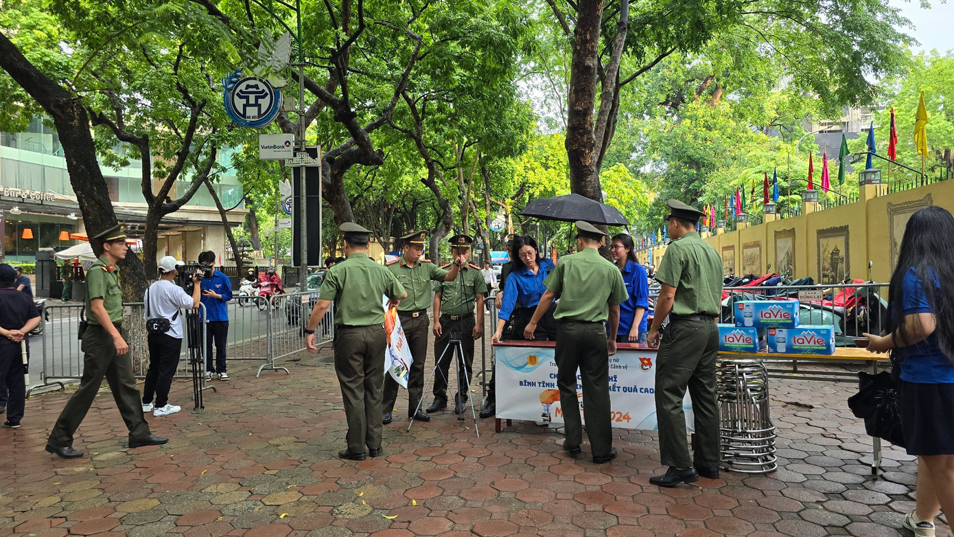 CẬP NHẬT: Kết thúc thi văn, thí sinh tự tin đạt điểm cao ảnh 20