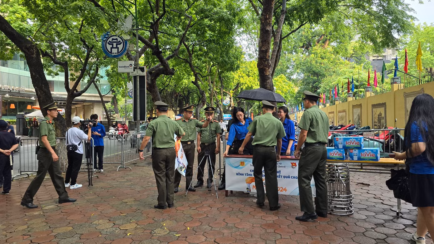 CẬP NHẬT: Kết thúc thi văn, thí sinh tự tin đạt điểm cao ảnh 20