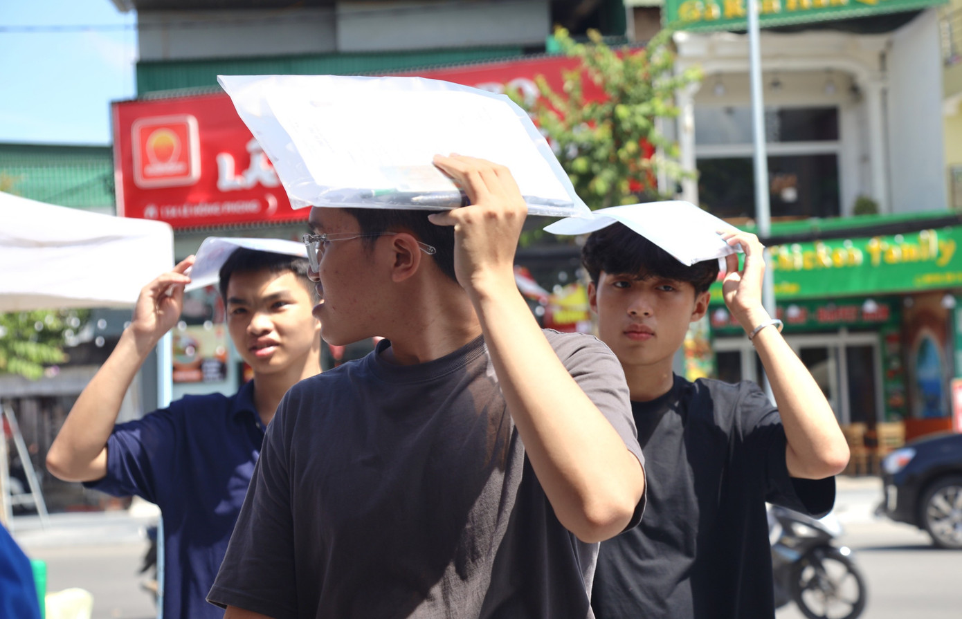 Thí sinh hoàn thành thi tốt nghiệp, tự tin sẽ có nhiều điểm 10 Ngoại ngữ ảnh 12 Thí sinh hoàn thành thi tốt nghiệp, tự tin sẽ có nhiều điểm 10 Ngoại ngữ ảnh 12