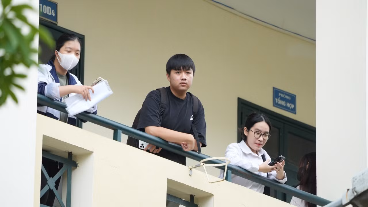 Hơn 1 triệu thí sinh làm thủ tục thi tốt nghiệp ảnh 23