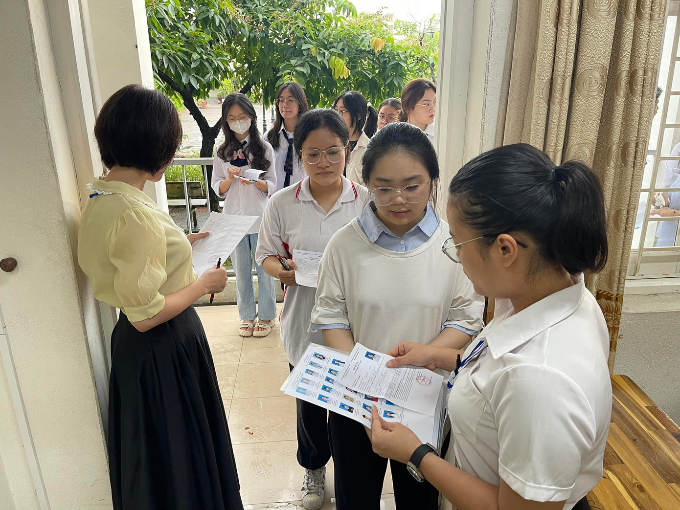 CẬP NHẬT: Kết thúc thi văn, thí sinh tự tin đạt điểm cao ảnh 82