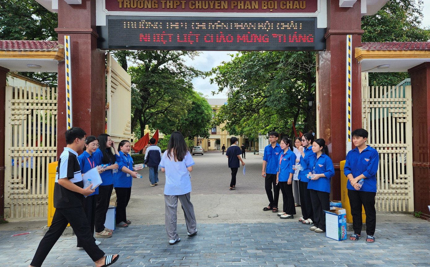 CẬP NHẬT: Sỹ tử làm xong môn Toán, tự tin đạt 8 điểm ảnh 31 CẬP NHẬT: Sỹ tử làm xong môn Toán, tự tin đạt 8 điểm ảnh 31