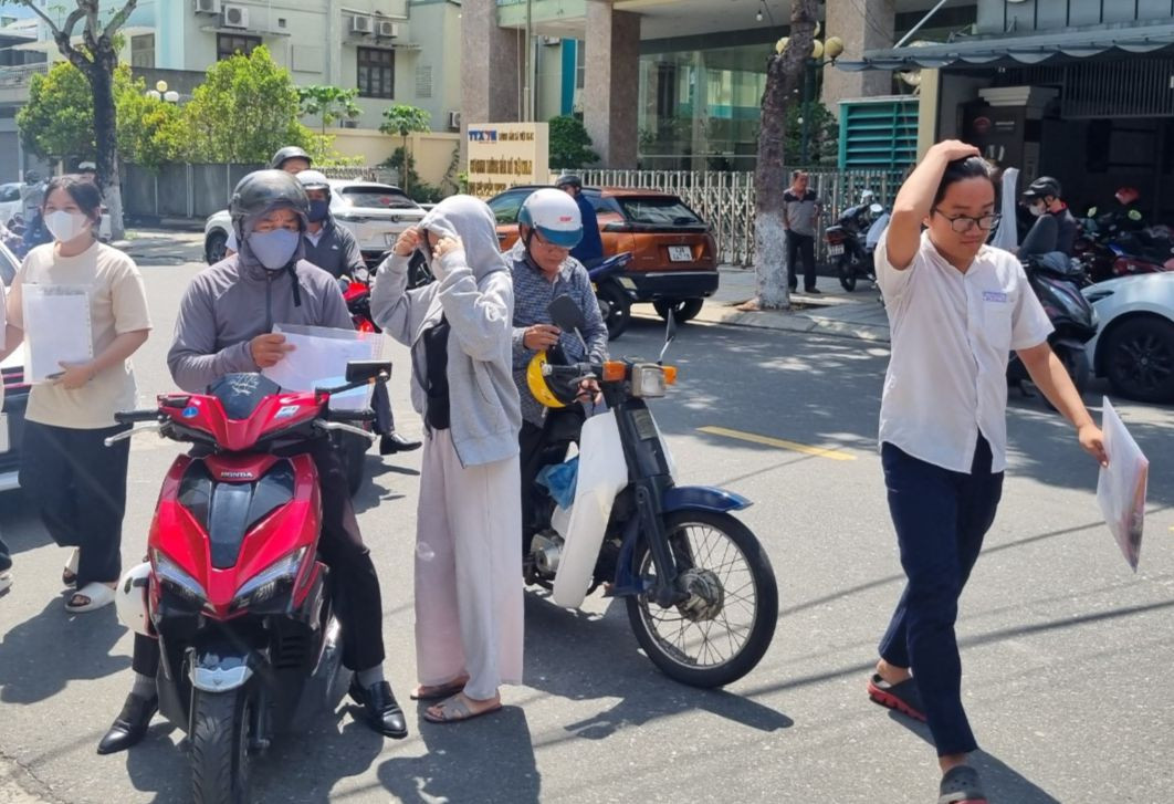 Phụ huynh Đà Nẵng đưa con đi thi buổi cuối. Phụ huynh Đà Nẵng đưa con đi thi buổi cuối.