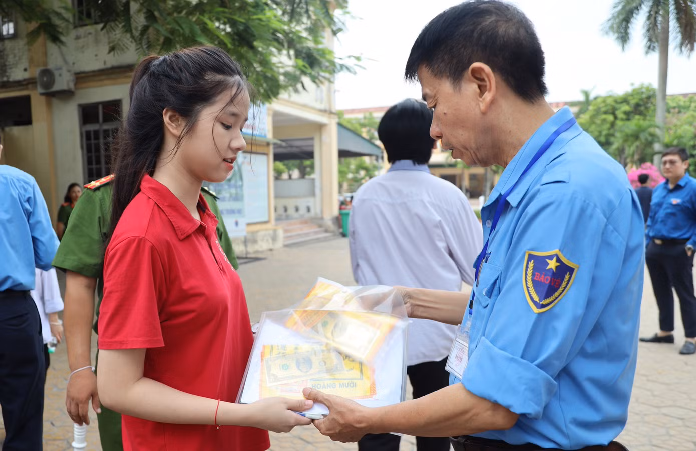 CẬP NHẬT: Kết thúc thi văn, thí sinh tự tin đạt điểm cao ảnh 75