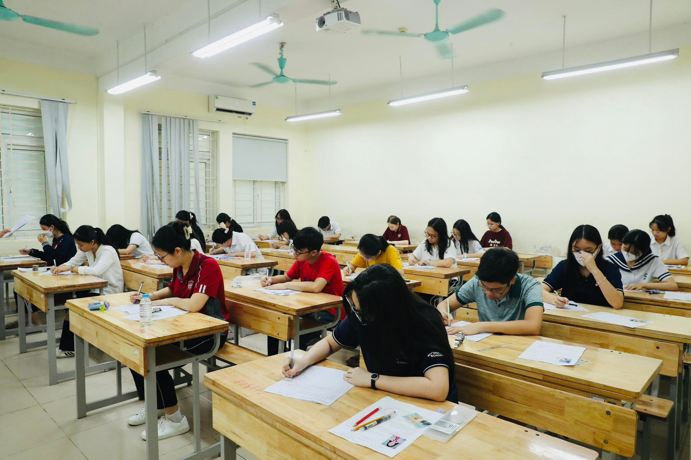 Thí sinh Hà Nội dự kỳ thi tuyển sinh lớp 10 năm nay trong phòng thi trước giờ làm bài thi môn Ngữ văn. (ảnh: Trọng Tài) Thí sinh Hà Nội dự kỳ thi tuyển sinh lớp 10 năm nay trong phòng thi trước giờ làm bài thi môn Ngữ văn. (ảnh: Trọng Tài)