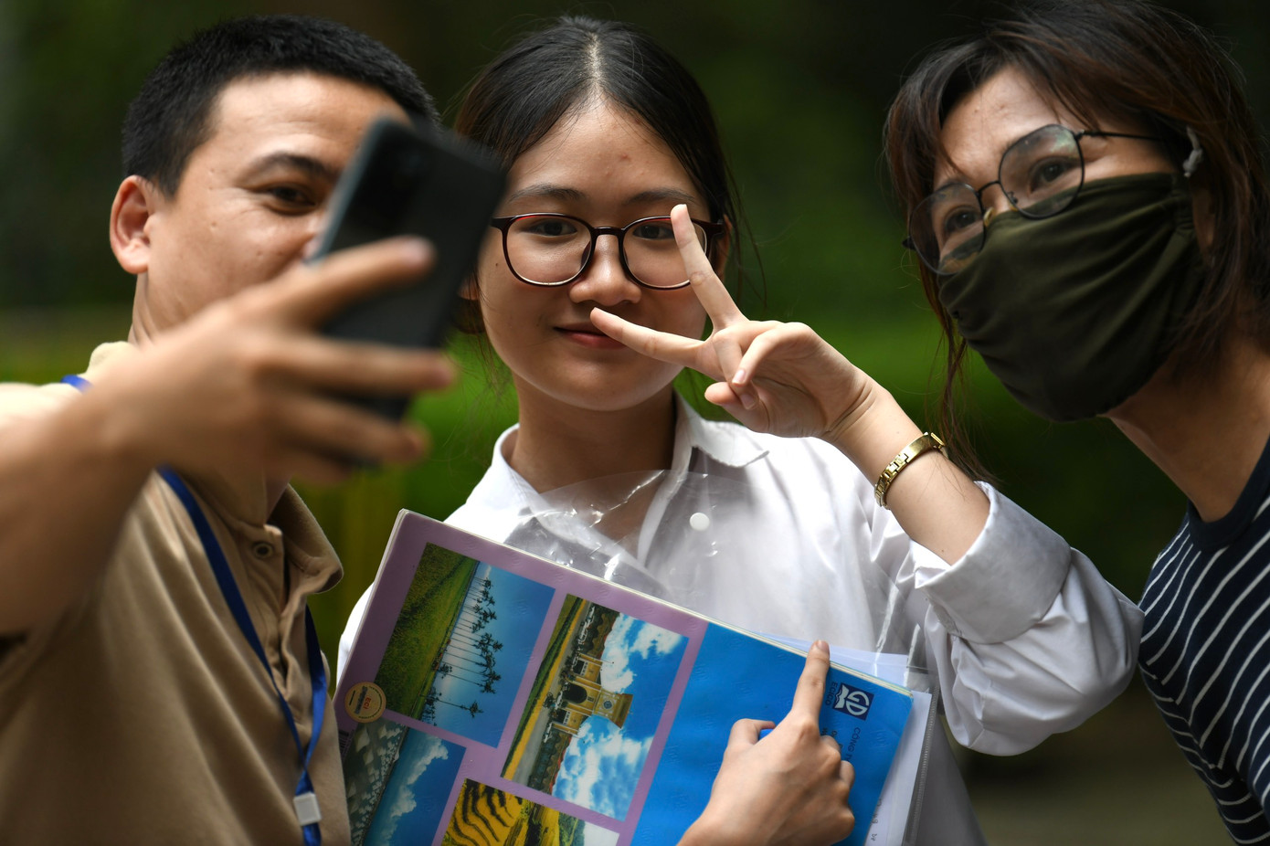 Thí sinh rời điểm thi trường THPT Phan Đình Phùng. Ảnh: Như Ý Thí sinh rời điểm thi trường THPT Phan Đình Phùng. Ảnh: Như Ý