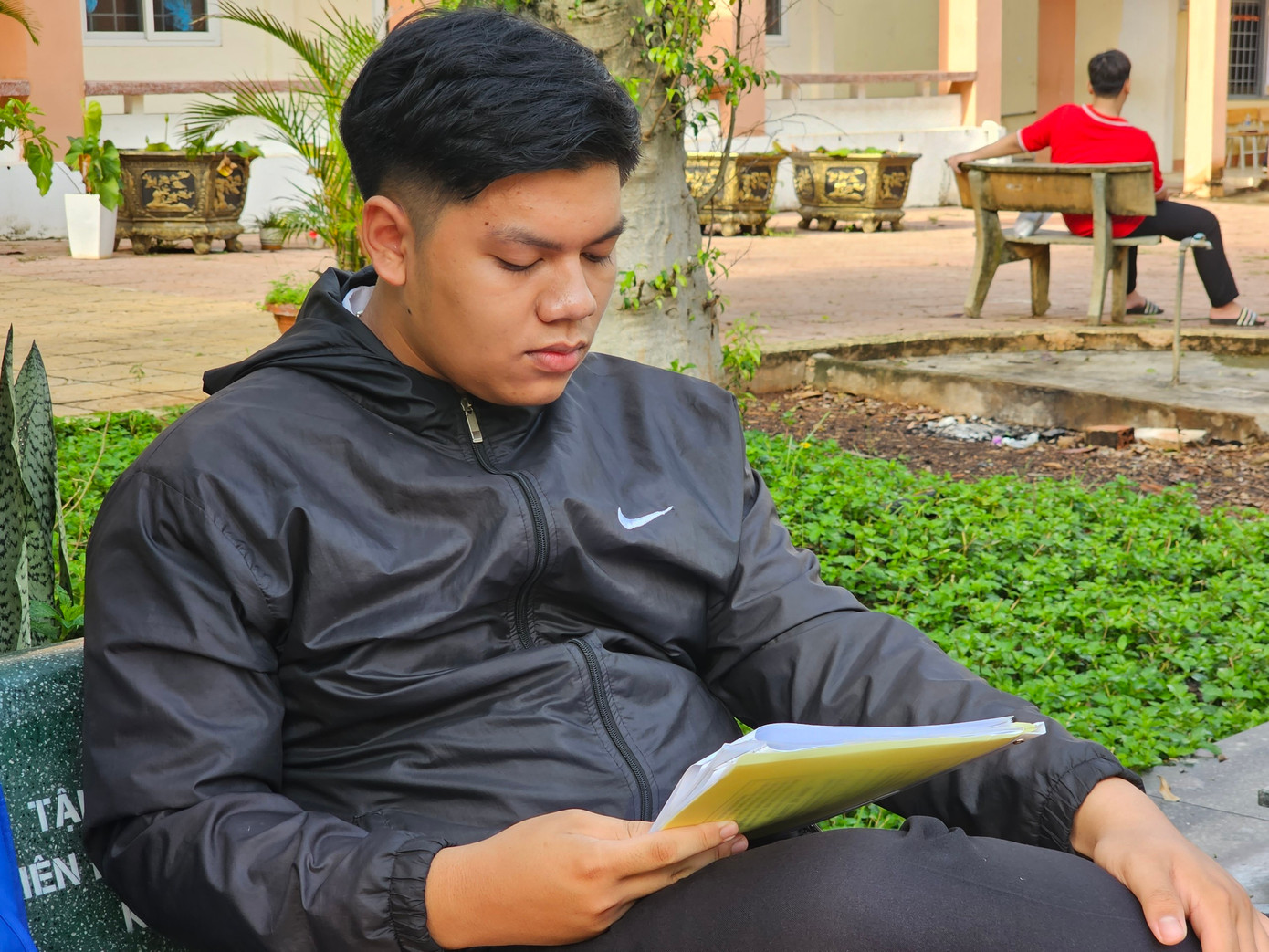 Trước giờ thi, nhiều thí sinh tranh thủ thời gian ôn lại kiến thức Trước giờ thi, nhiều thí sinh tranh thủ thời gian ôn lại kiến thức