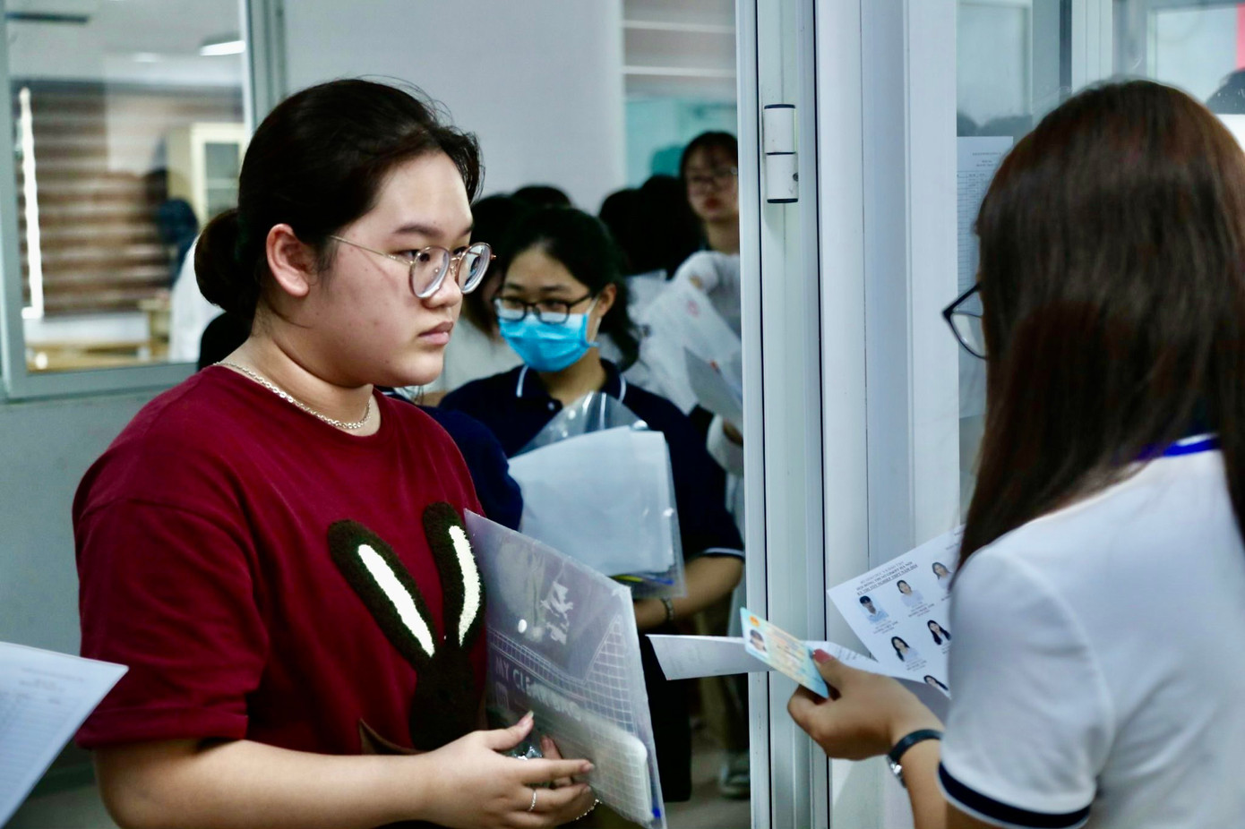 CẬP NHẬT: Sỹ tử làm xong môn Toán, tự tin đạt 8 điểm ảnh 25 CẬP NHẬT: Sỹ tử làm xong môn Toán, tự tin đạt 8 điểm ảnh 25