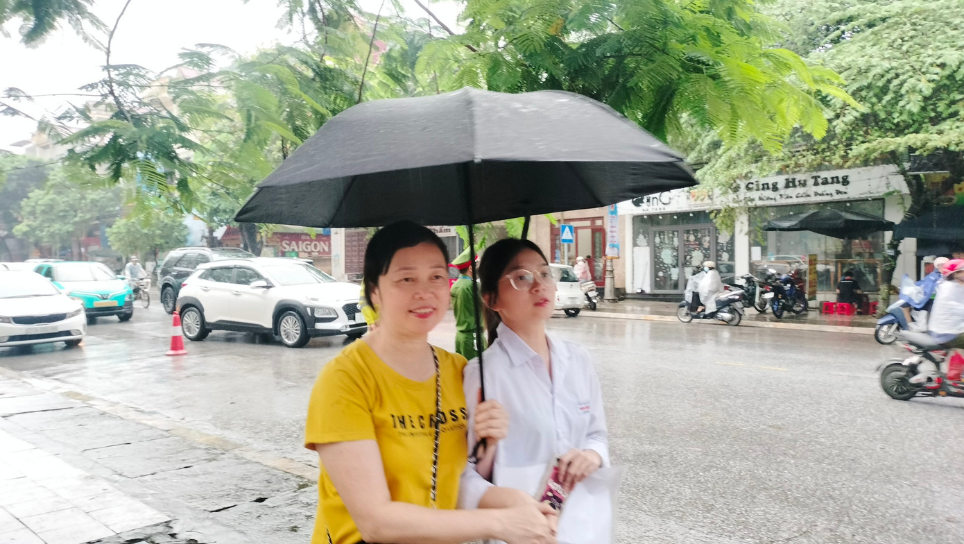 CẬP NHẬT: Kết thúc thi văn, thí sinh tự tin đạt điểm cao ảnh 29