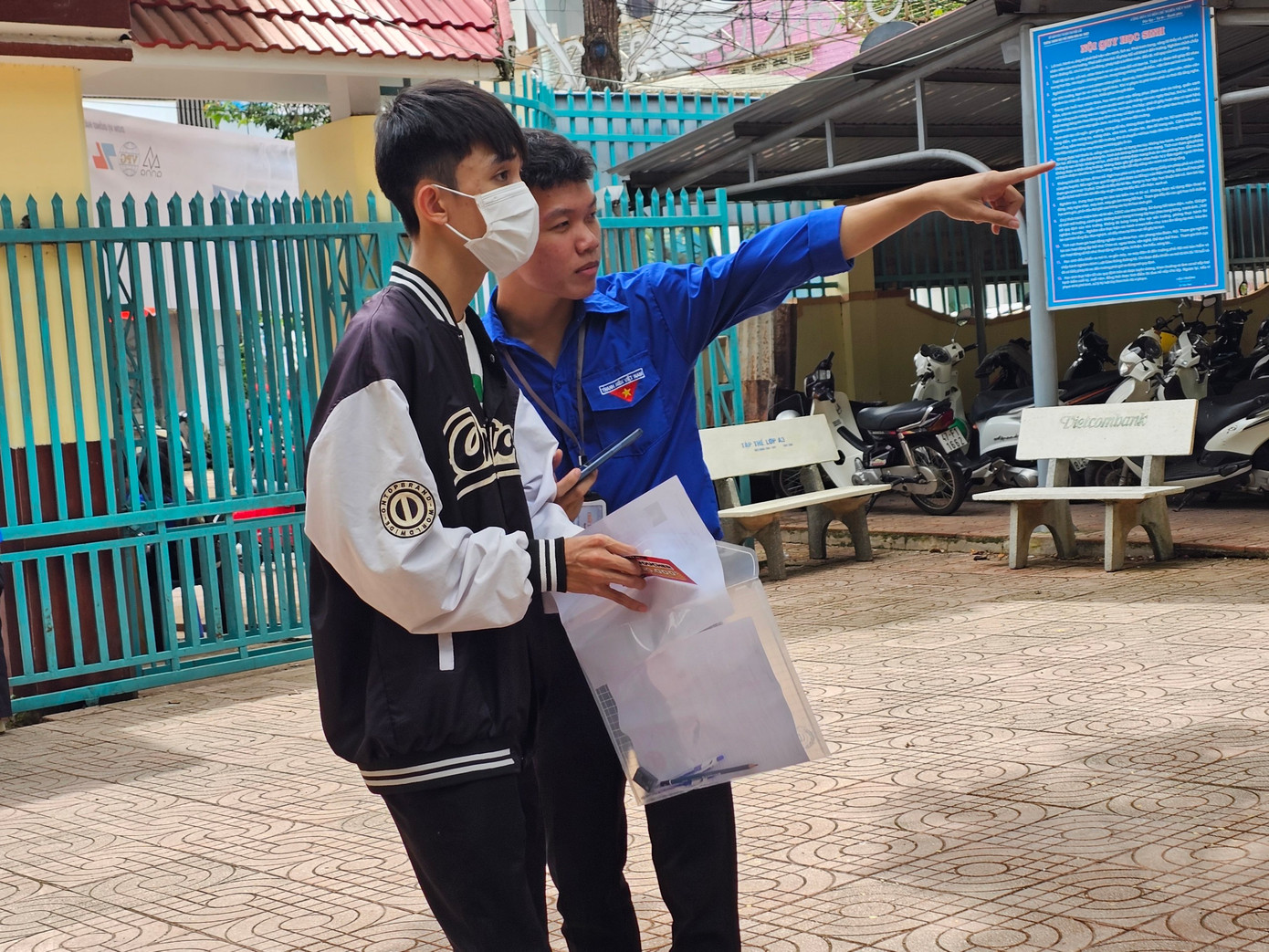 Hình ảnh tại điểm thi THPT Buôn Ma Thuột, Đắk Lắk Hình ảnh tại điểm thi THPT Buôn Ma Thuột, Đắk Lắk