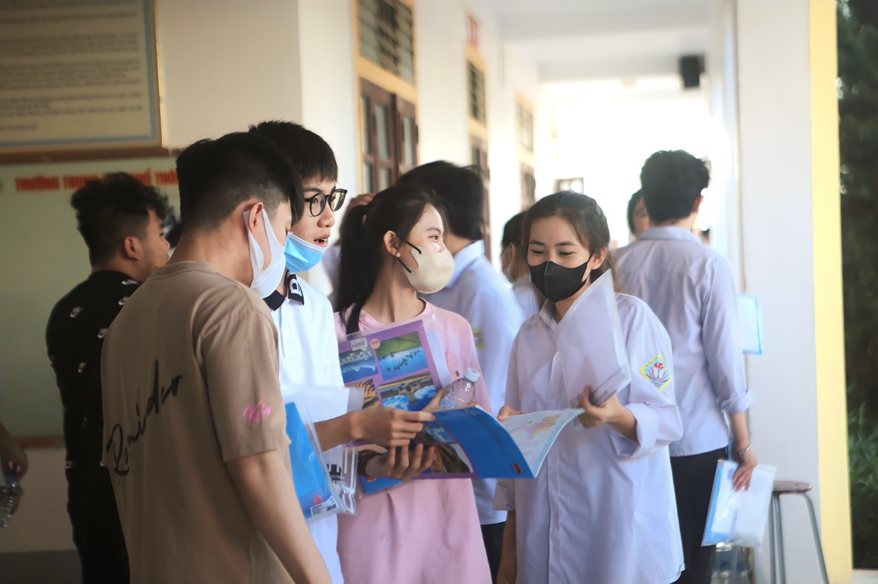 Bài thi tổ hợp vừa sức, sỹ tử phấn khởi tự tin đạt điểm cao ảnh 32 Bài thi tổ hợp vừa sức, sỹ tử phấn khởi tự tin đạt điểm cao ảnh 32