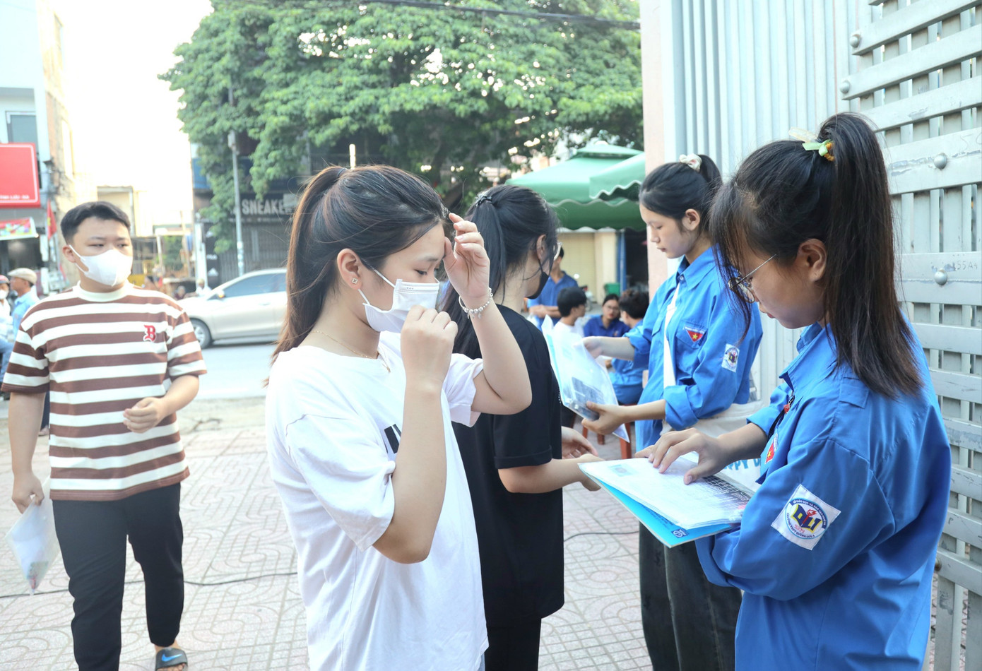 Đoàn viên thanh niên còn hỗ trợ kiểm tra các túi đựng của thí sinh Đoàn viên thanh niên còn hỗ trợ kiểm tra các túi đựng của thí sinh