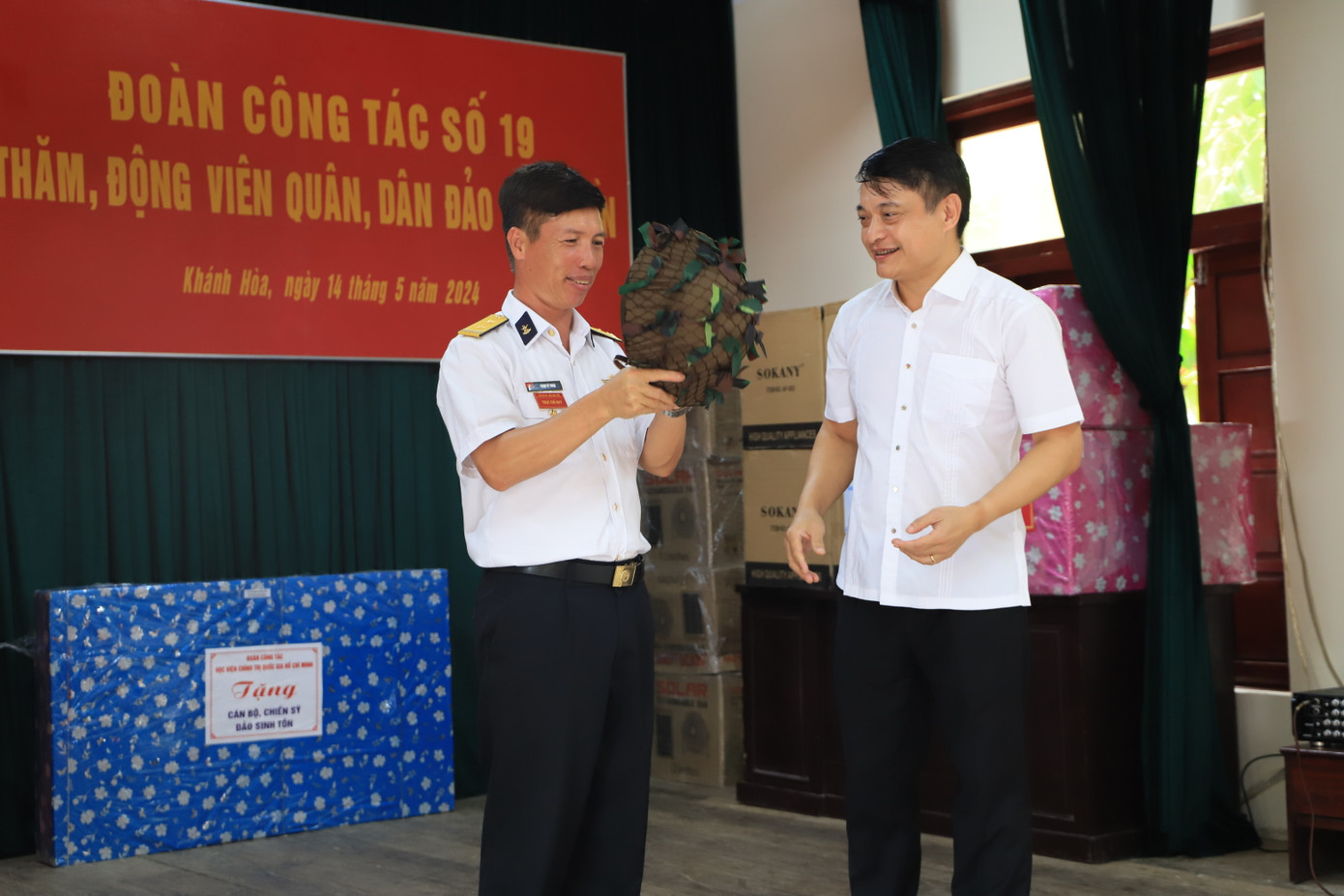 Chiếc mũ Chiến sỹ Điện Biên (biểu tượng “quyết chiến quyết thắng”) anh Bùi Xuân Dự, Vụ trưởng Vụ Thư ký - biên tập Văn phòng Chính phủ tặng cán bộ, chiến sỹ đảo Sinh Tồn.