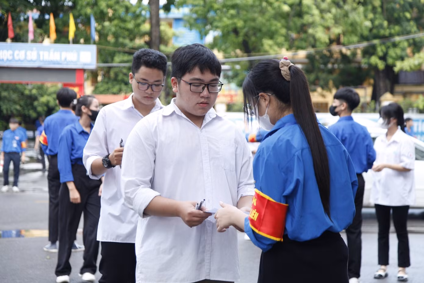CẬP NHẬT: Kết thúc thi văn, thí sinh tự tin đạt điểm cao ảnh 7