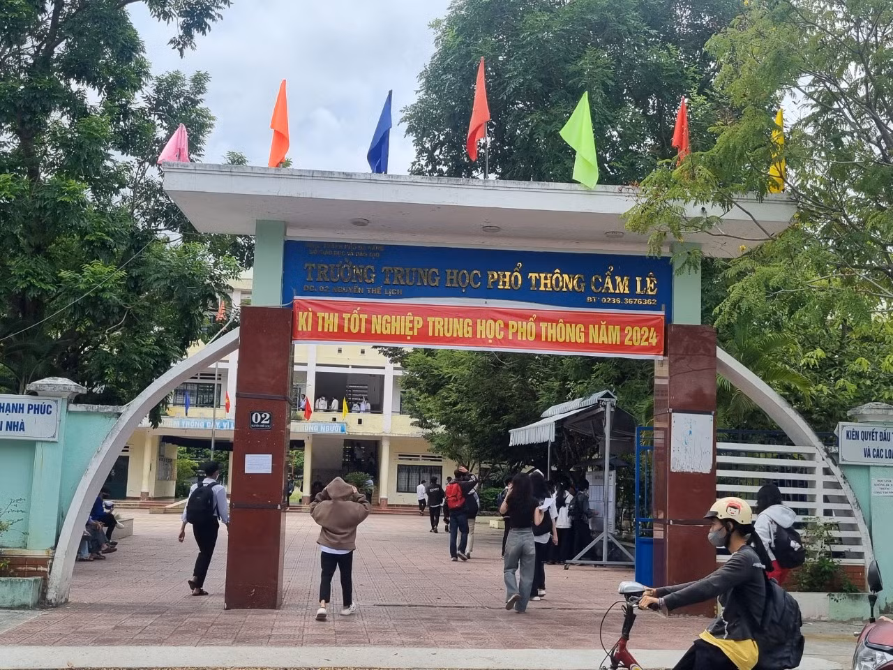 Hơn 1 triệu thí sinh làm thủ tục thi tốt nghiệp ảnh 12