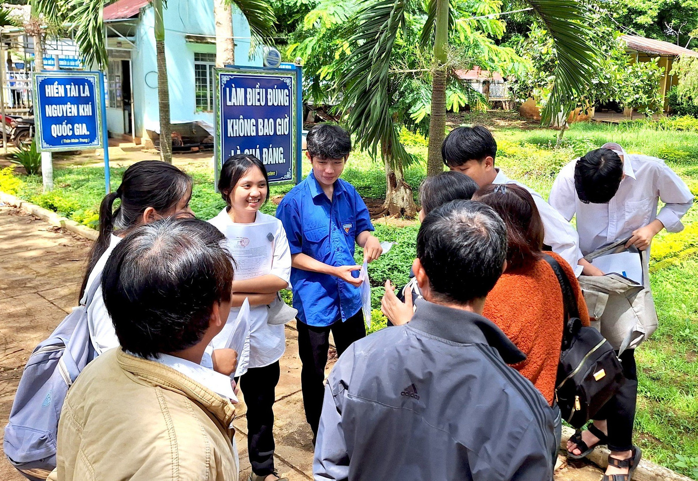 Các thí sinh ở Gia Lai sau giờ thi xong môn Ngữ văn Các thí sinh ở Gia Lai sau giờ thi xong môn Ngữ văn