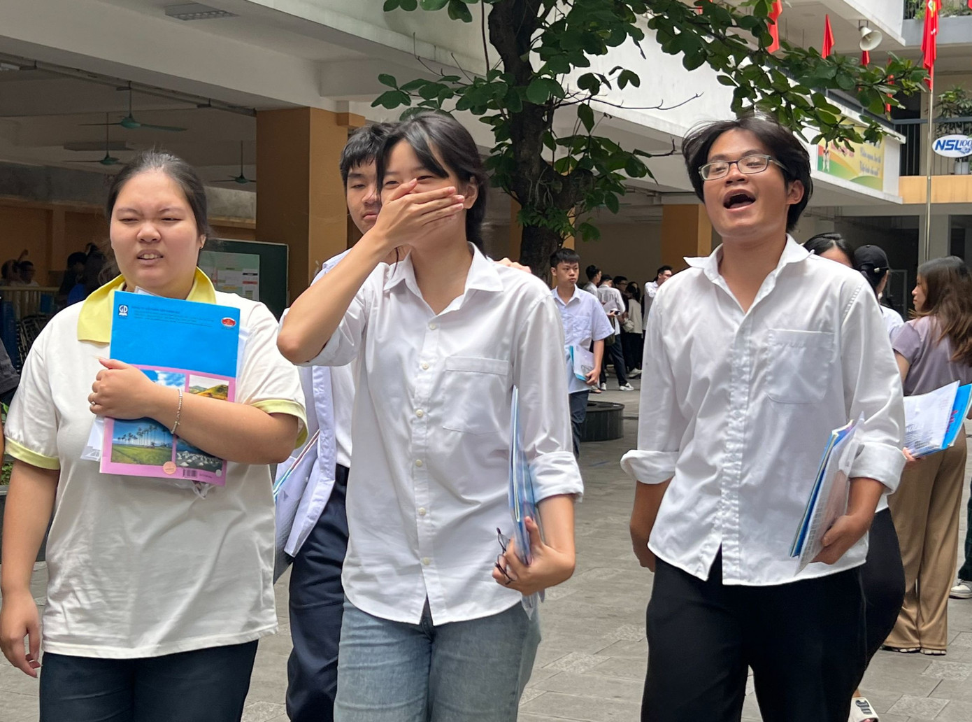 Thí sinh rời điểm thi trường THCS Ngô Sĩ Liên Thí sinh rời điểm thi trường THCS Ngô Sĩ Liên