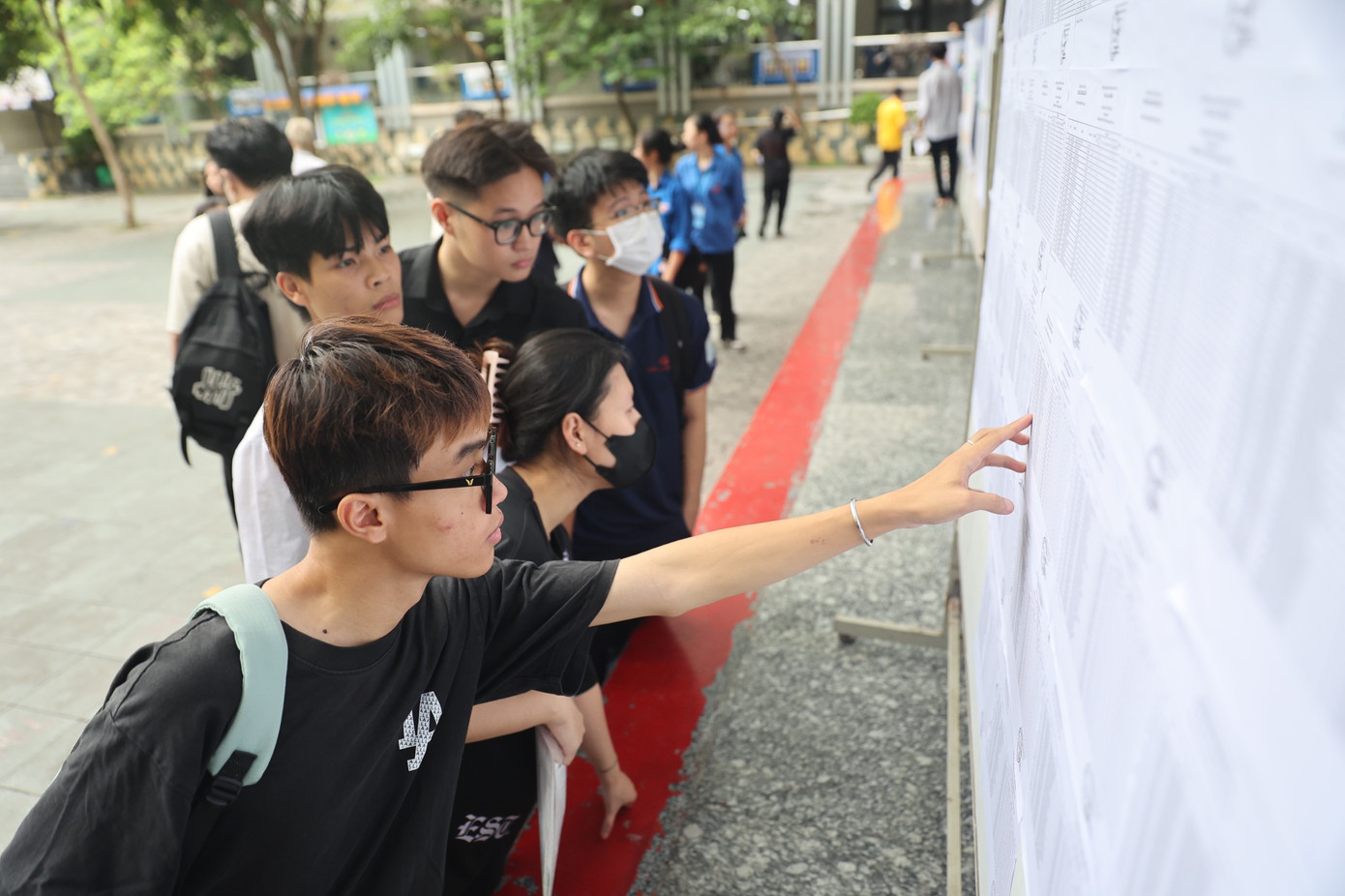 Hơn 1 triệu thí sinh làm thủ tục thi tốt nghiệp ảnh 45 Hơn 1 triệu thí sinh làm thủ tục thi tốt nghiệp ảnh 45