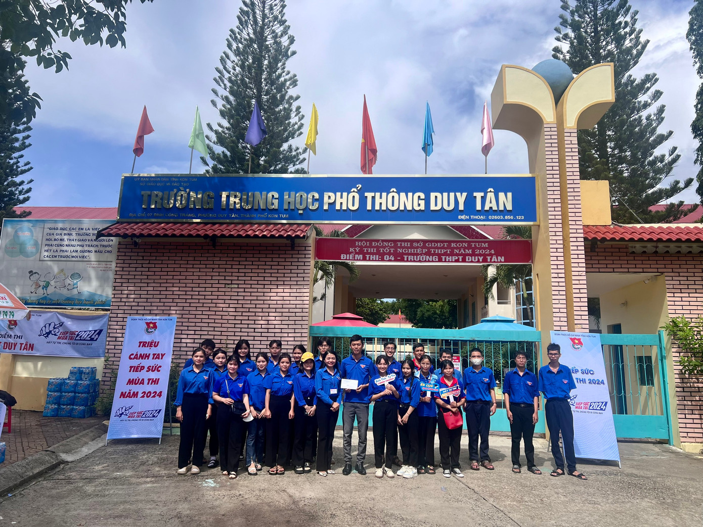 CẬP NHẬT: Sỹ tử làm xong môn Toán, tự tin đạt 8 điểm ảnh 35 CẬP NHẬT: Sỹ tử làm xong môn Toán, tự tin đạt 8 điểm ảnh 35