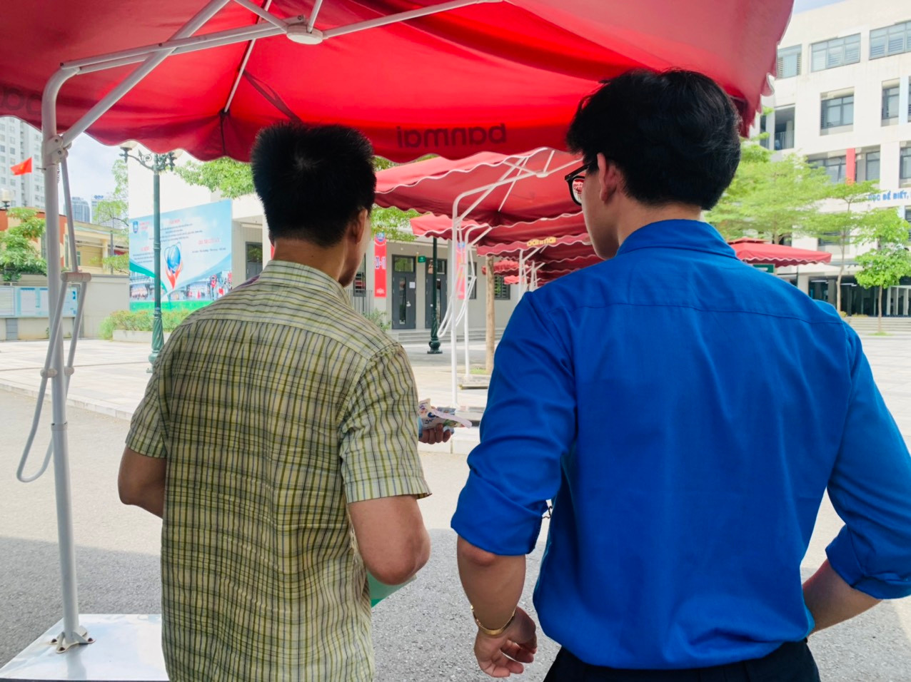 CẬP NHẬT: Sỹ tử làm xong môn Toán, tự tin đạt 8 điểm ảnh 28 CẬP NHẬT: Sỹ tử làm xong môn Toán, tự tin đạt 8 điểm ảnh 28