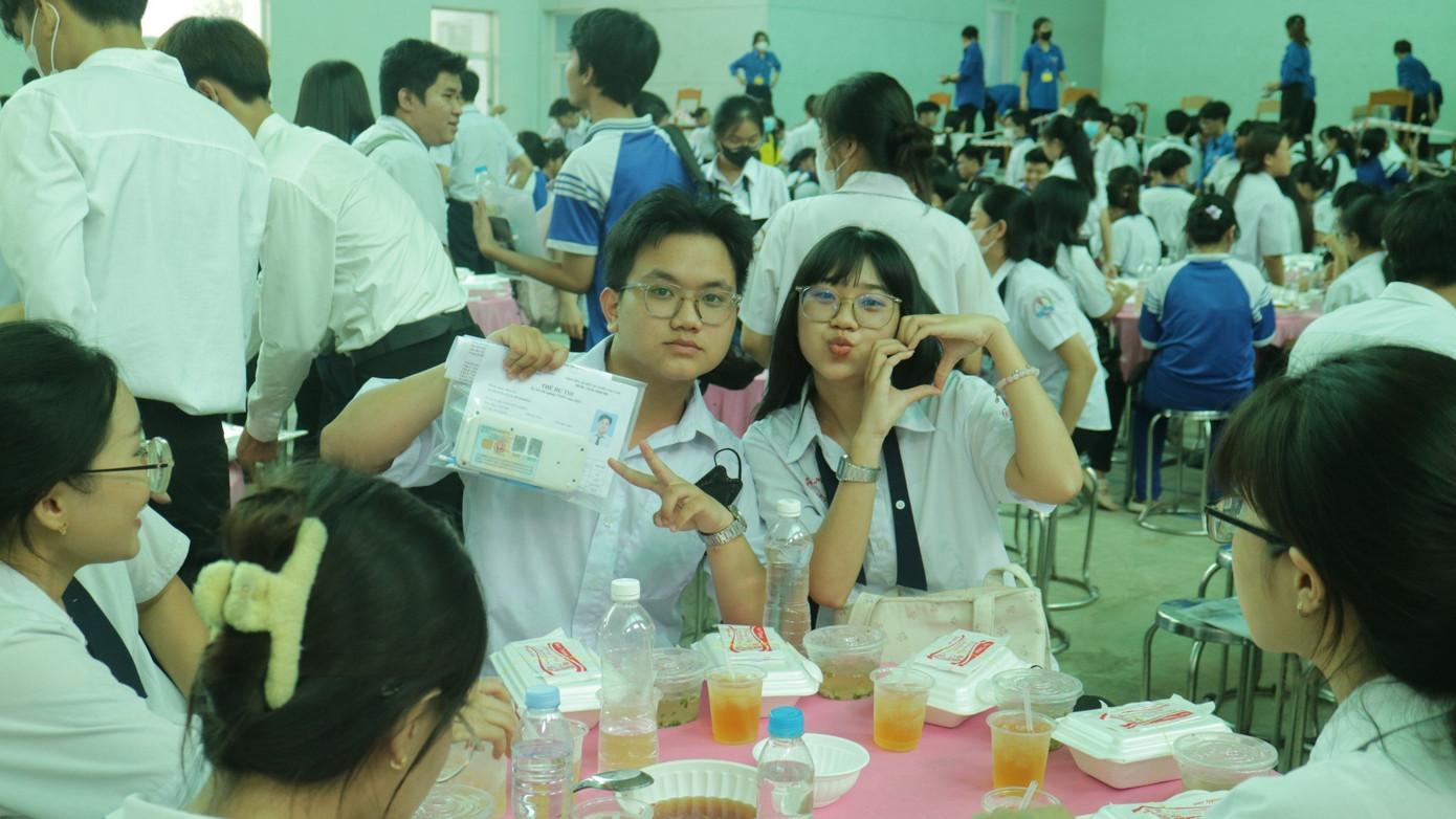 CẬP NHẬT: Sỹ tử làm xong môn Toán, tự tin đạt 8 điểm ảnh 5 CẬP NHẬT: Sỹ tử làm xong môn Toán, tự tin đạt 8 điểm ảnh 5