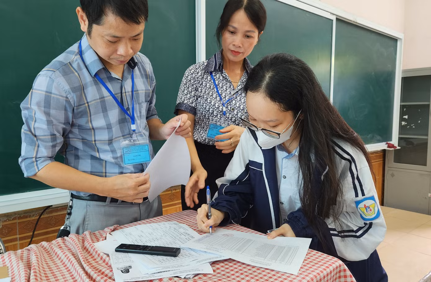Hơn 1 triệu thí sinh làm thủ tục thi tốt nghiệp ảnh 74