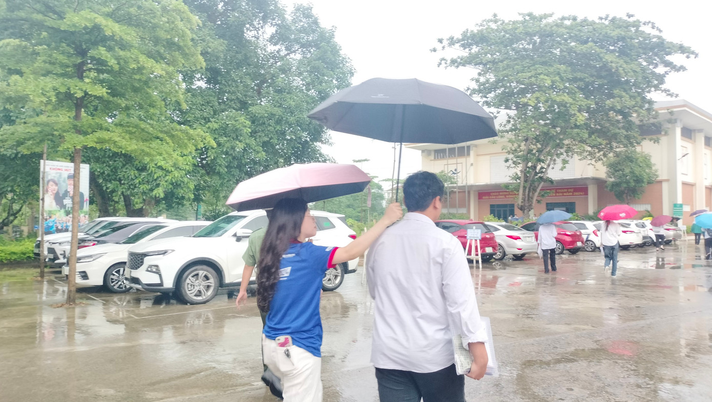 CẬP NHẬT: Kết thúc thi văn, thí sinh tự tin đạt điểm cao ảnh 23