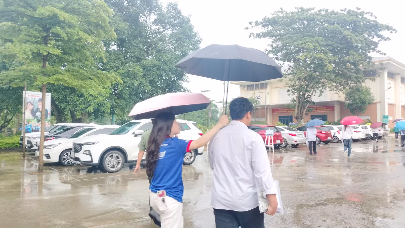 CẬP NHẬT: Kết thúc thi văn, thí sinh tự tin đạt điểm cao ảnh 23